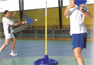 De façon trés simpliste, le speed-ball (ou speedball) est un sport de raquette qui consiste à taper dans une balle accrochée par un fil à un poteau.